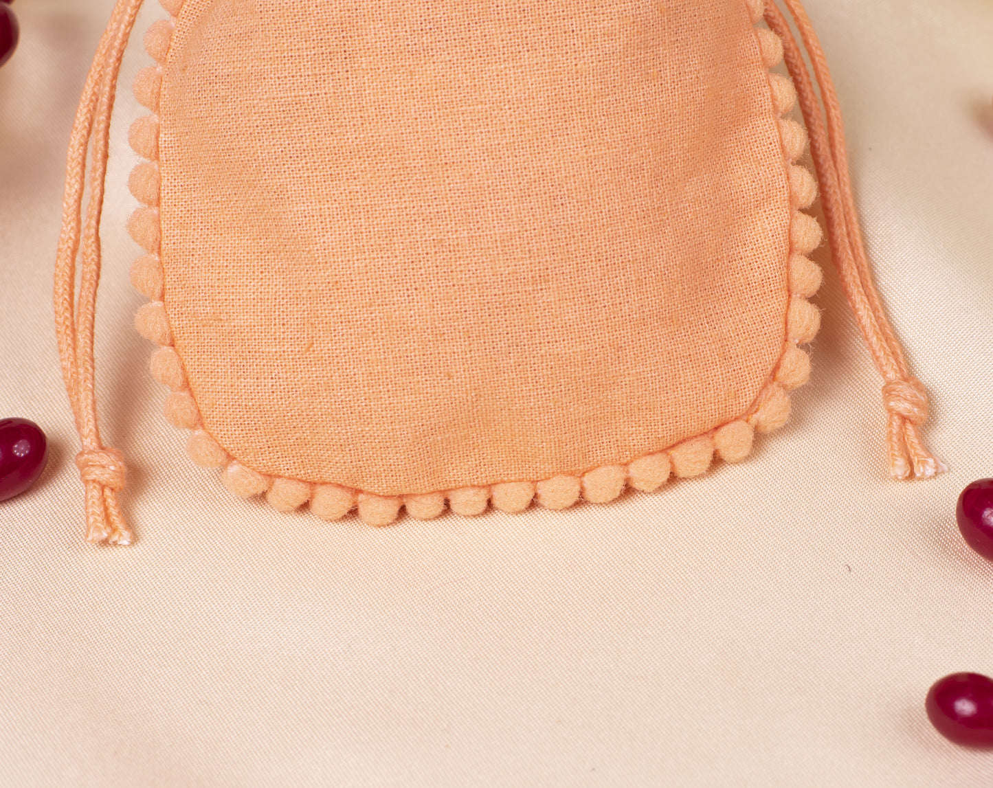 100pcs Round PomPom Pure Designer Cotton Pouches With Logo Wholesale